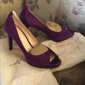 Purple suede open-toes pumps